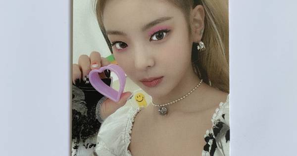 ITZY 1ST ALBUM 'CRAZY IN LOVE' ALBUM PHOTOCARD - LIA (V4)
